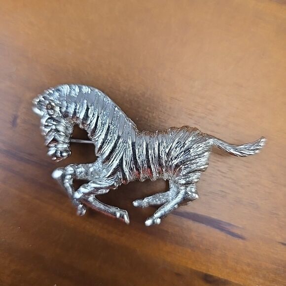 Vintage‎ Silvertone Running ZEBRA Figural Brooch Pin 2.25 inch - Picture 1 of 3